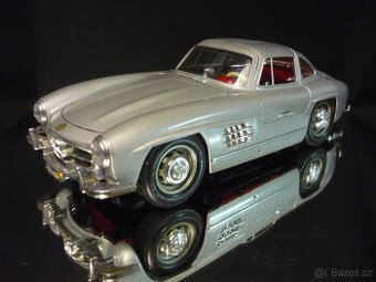 Mercedes Benz 300 SL stříbrný Bburago 1/18 - 1