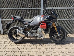 Moto Guzzi V100 Mandello S s bočními kufry