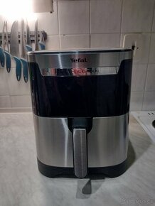 Horkovzdušná trouba Tefal.