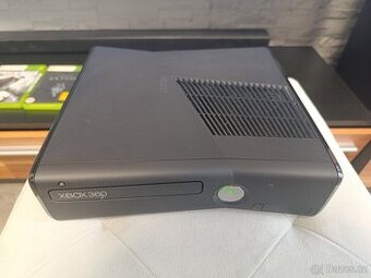 Xbox 360 Slim 250Gb + 1 ovladač + 2 hry