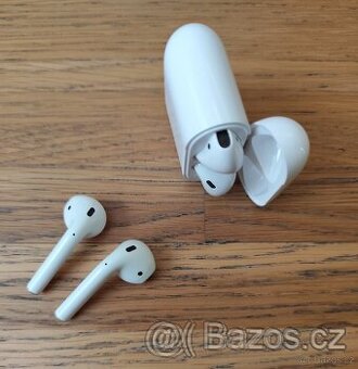 POUZDRO A DVĚ SADY SLUCHÁTEK APPLE AIRPODS 1. GENERACE