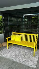 Žlutá lavička