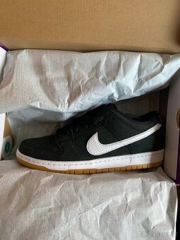 Nike dunk low SB Black Gum