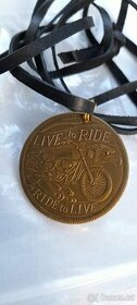 Přívěsek/medailon s motorkářským motivem