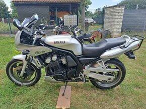 YAMAHA FZS 600