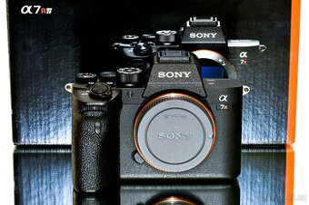 Sony A7RIV 12 tis expozic Bez známek POUŽÍVÁNÍ