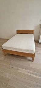 postel z masivu - bukové dřevo