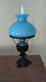 Stará stolní lampa typu petrolejka