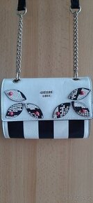 Hezká malá kabelka/crossbody originál Guess