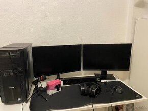 herní PC setup: počítač, dva monitory, kamera, myš a další