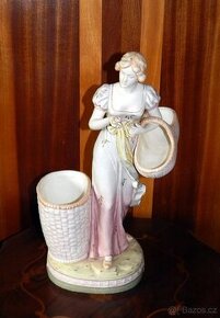 Porcelánová  figurina Royal Dux „Žena s košíky“