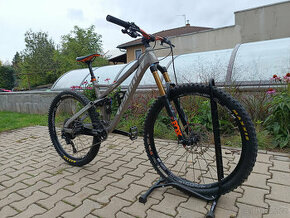 Prodám enduro kolo Devinci Django 27,5 S Coal/Silver KIT