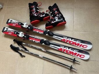 Lyže Atomic 110, lyžáky Rossignol 265 mm, hůlky 85 cm