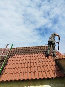 Pracovník čištění střech a fasád