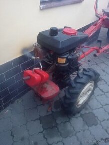 Málo traktor Vari Tera Jikov