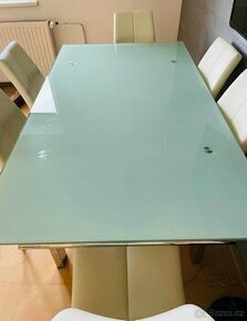 Stůl z boratexovaného tvrzeného skla a koženkové židle.