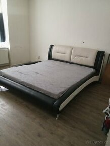 Manželská Kožená postel barvě černobílé SPĚCHÁ - 1