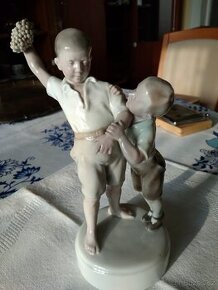 Porcelánová soška dvou chlapců - sběratelský kousek