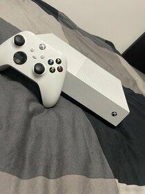 xbox one s 1TB + controller