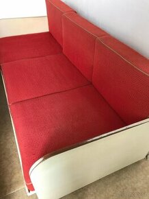 Starý červený gauč