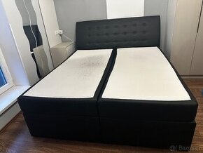 Černá koženková boxspring postel