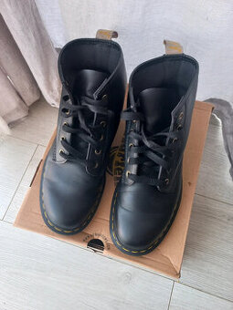 Dr. Martens Vegan 43