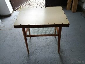 Starý konferenční stolek