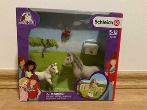 Schleich 42430 Set hříbě a islandská klisna s lékárničkou