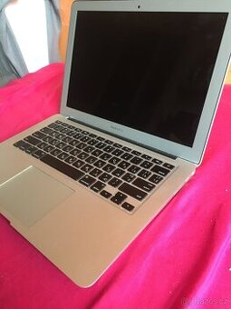 V TOP STAVU MACBOOK AIR 13