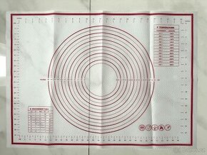 Nová silikonová podložka na těsto 70x50 cm
