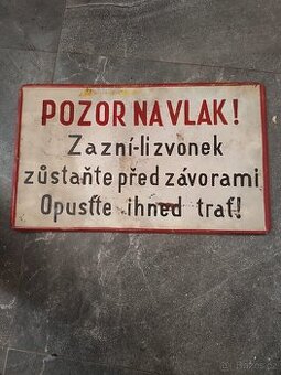 Smaltovaná cedule.Pozor na vlak 