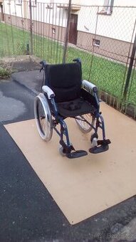 INVALIDNÍ VOZÍK-46CM-ODLEHČEN-BRZDY PRO DOPROVOD