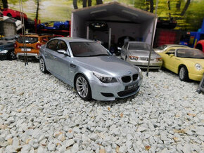 model auta BMW M5 E60 strieborná farba Otto mobile 1:18 - 1