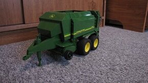 Bruder BR2017 Balíkovač slámy John Deere