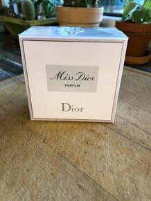 Parfém Miss Dior parfum.