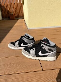 šedé Nike Jordan 1