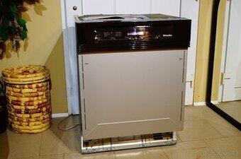 Hnědá vestavná myčka Miele G5650 SCi, tři koše - 1