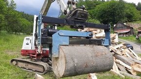 Hydraulická štípačka na dřevo, upnutí na minibagr/vyvážečku