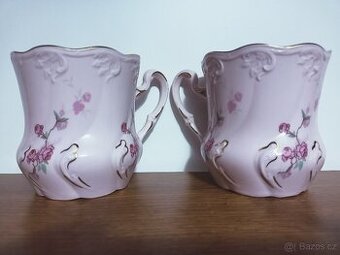 2x hrnek z růžového porcelánu s jemným květem