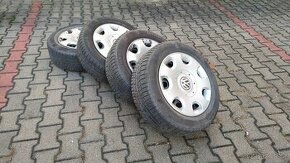 zimní pneu z WV 205/60 R16 na plech. discích - 1