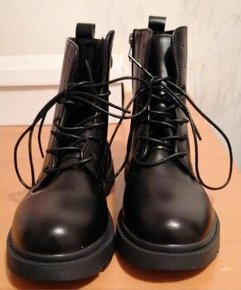 Dámské úplně nové koženkové černé kotníkové boty _ 38 - 1