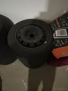 185/60 R15 - kola s pneu