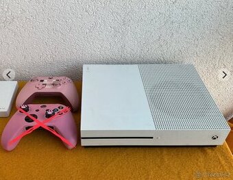 Xbox One S + 2 ovladače