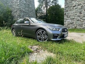 Infiniti Q50 AWD S Hybrid.