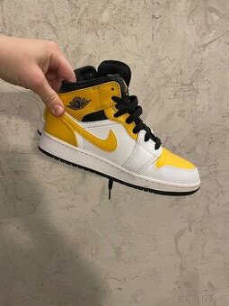 Nike air Jordan 1 mid university GOLD