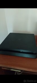 Prodám PS4 500gb v ok stavu Plus dva ovladače