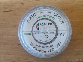 RGB LED světlo pod vázu