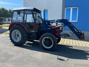 Zetor 7245 s čelním nakladačem s SPZ.