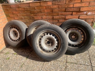 4x zimní pneu 215/65 R 16 včetně ocelových ráfků