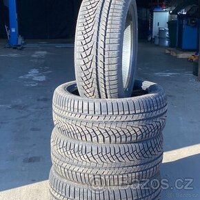 NOVÉ Zimní pneu 225/40 R19  Sailun